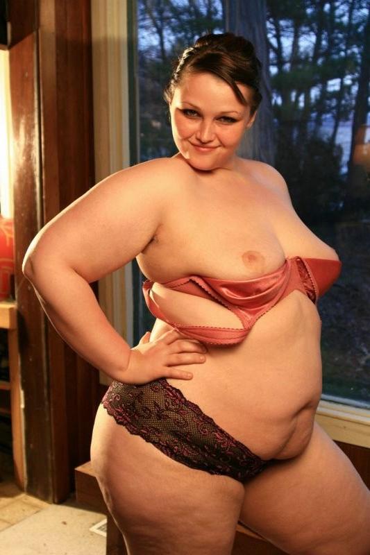 15P Sexy chubby Milla Monroe posing in cottage