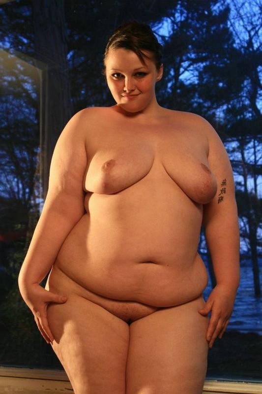 15P Sexy chubby Milla Monroe posing in cottage