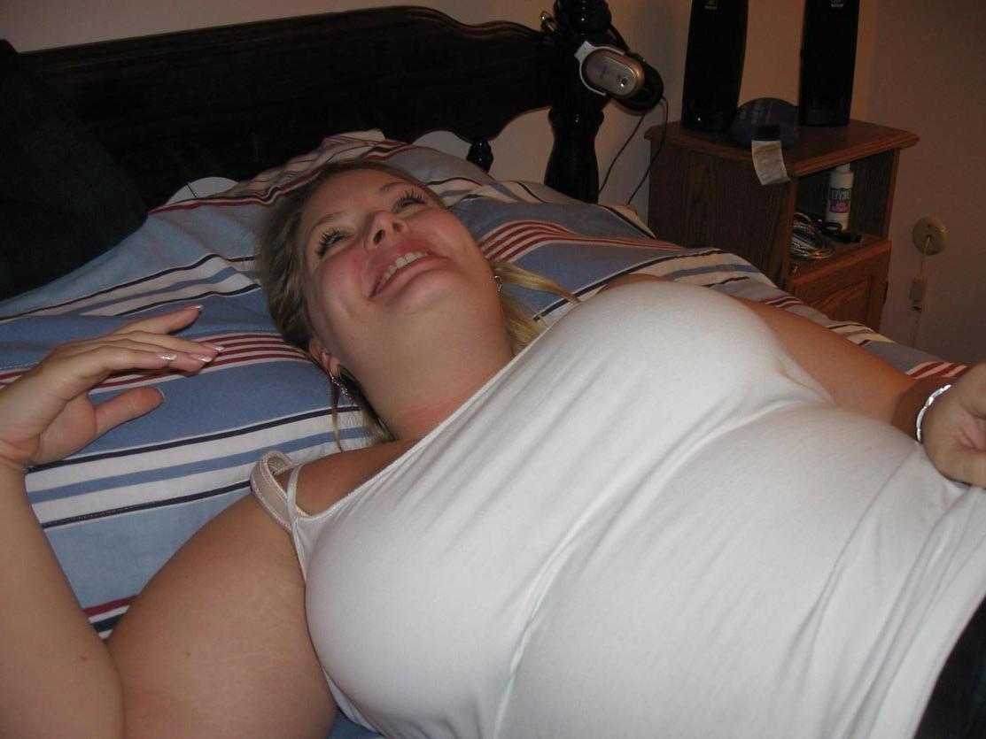 20P Chubby amateur housewife posing naked on her bed