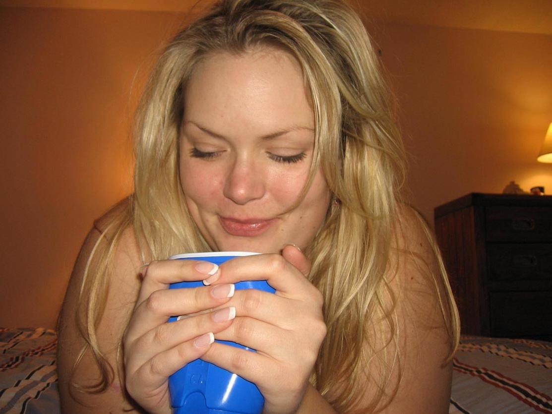 20P Chubby amateur housewife posing naked on her bed