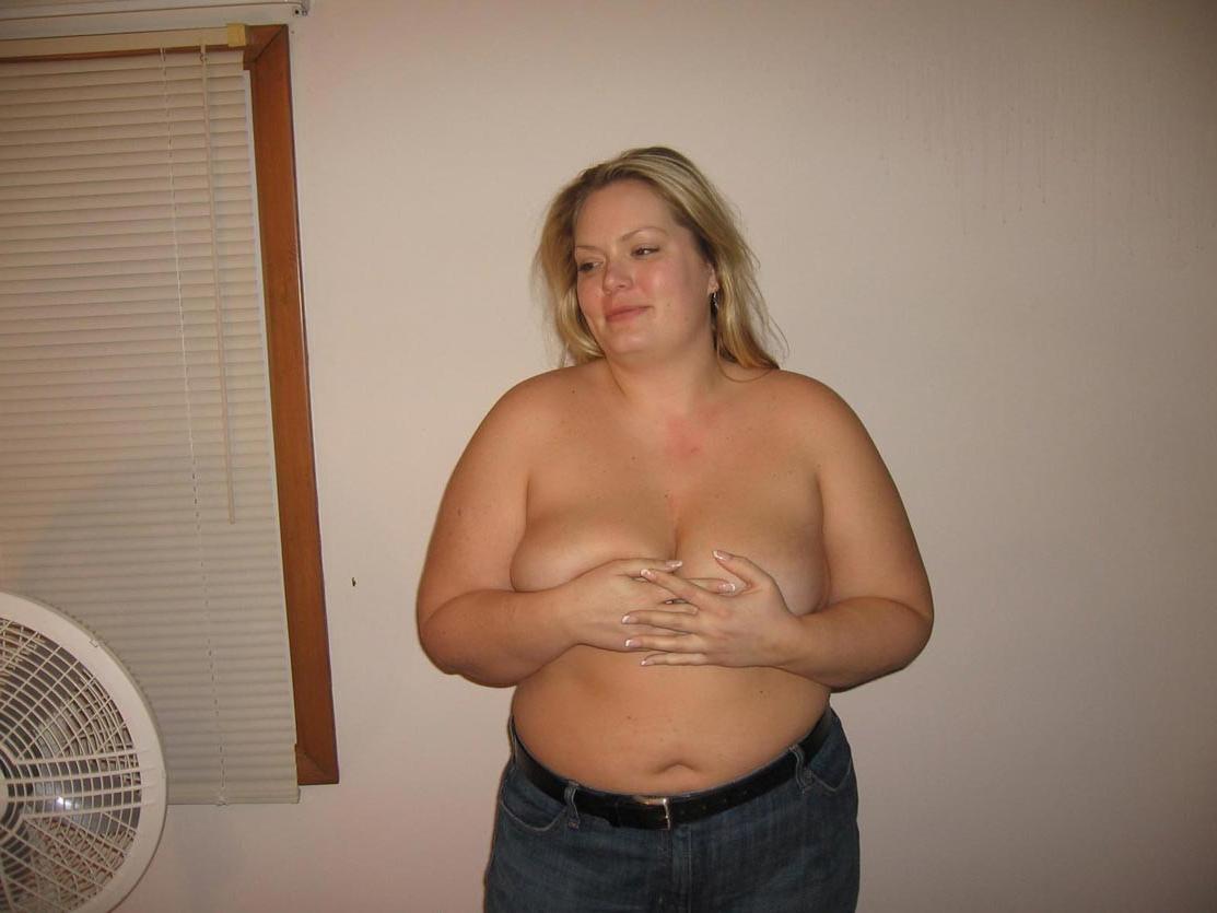 20P Chubby amateur housewife posing naked on her bed