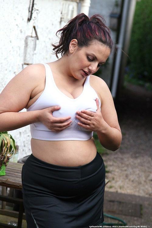 16P Chubby Mature BBW Bares Big Tits and Plump Nude Body Outdoors