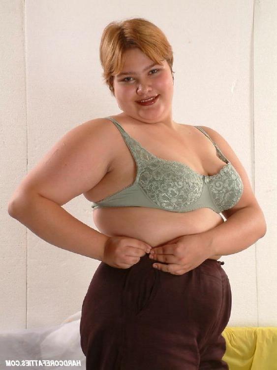 11P Sexy chubby babe with fat butt posing naked