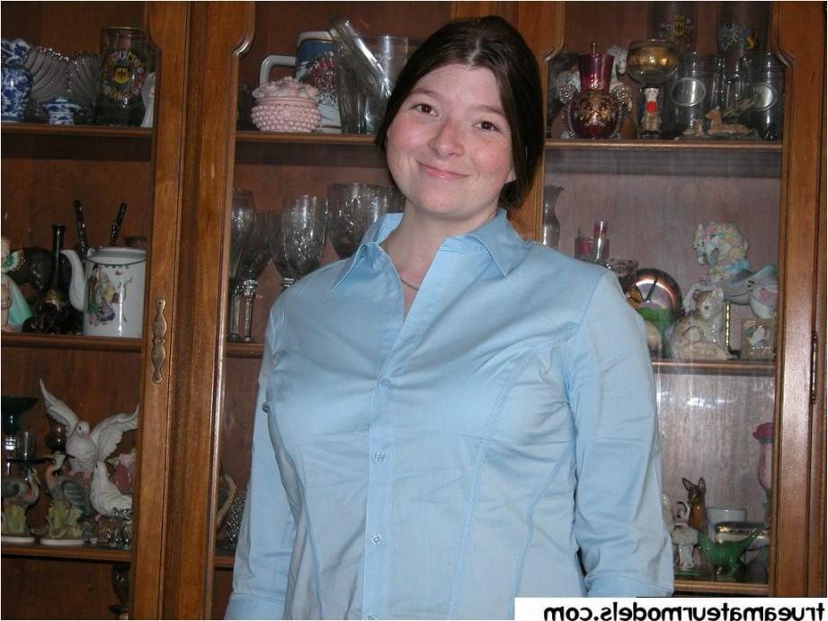 15P chubby amateur exposing pink tasty hairy pussy