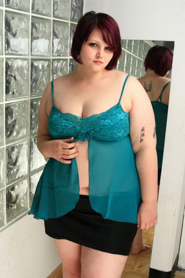 15P Cute plump college chick strips naked showing off her plush body