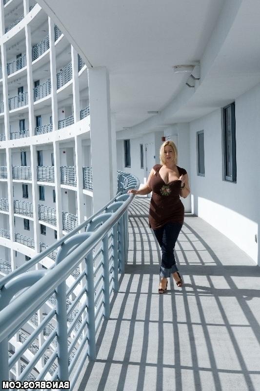 16P Blonde chubby hoe with huge natural hangers gets nailed