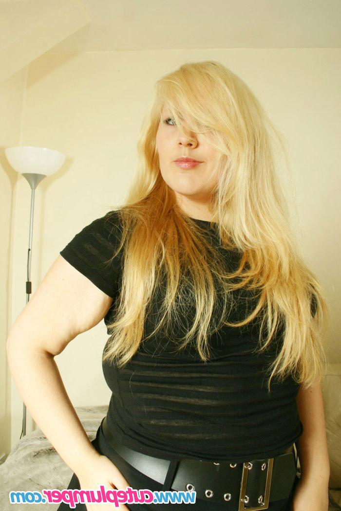 17P Chubby blonde in miniskirt and legwarmers masturbating