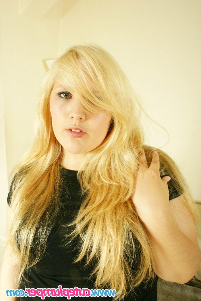 17P Chubby blonde in miniskirt and legwarmers masturbating
