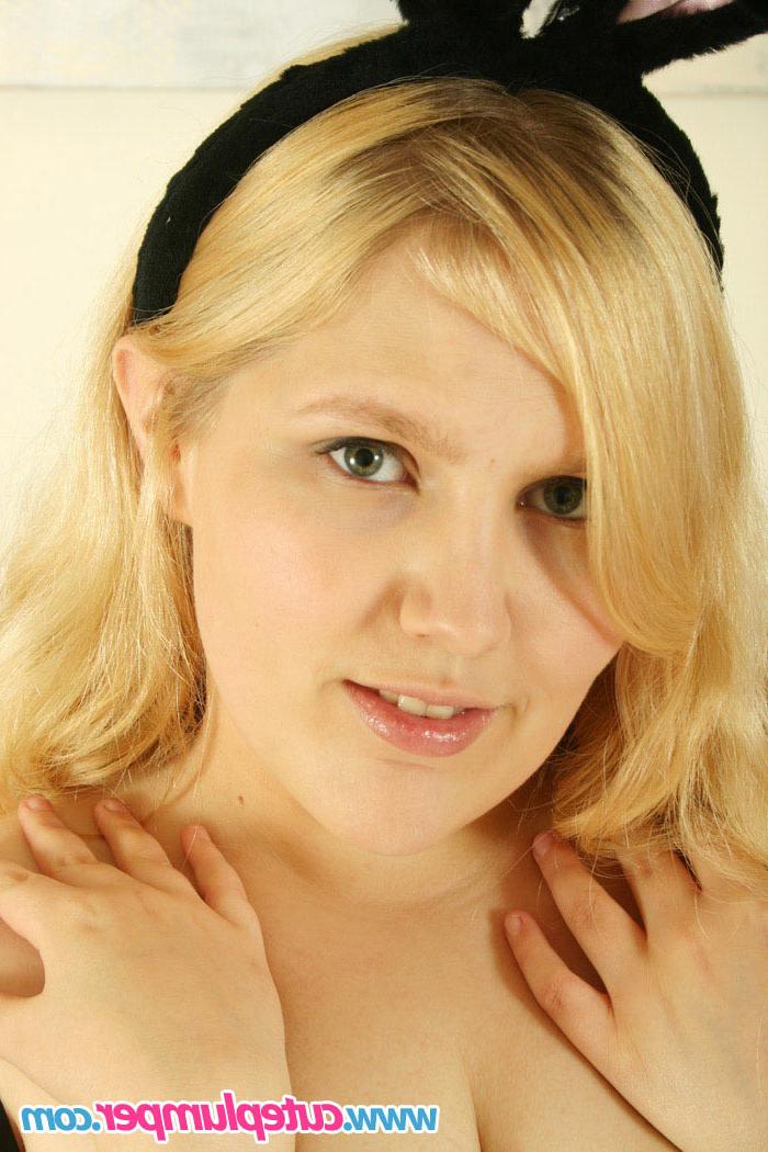 16P Cute Kinky chubby blonde toying herself