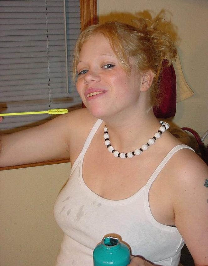 20P Mollige Blondine macht in der Küche die Beine breit