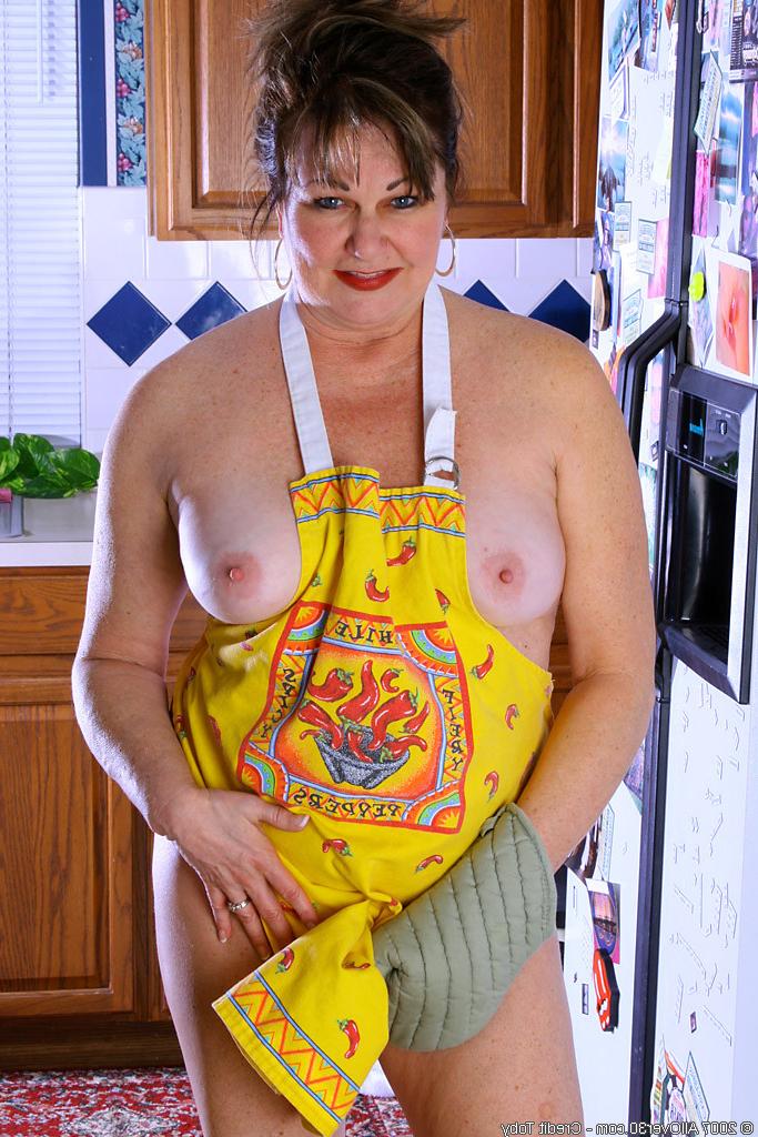 15P chubby natural housewife bakes muffins while playing with hers