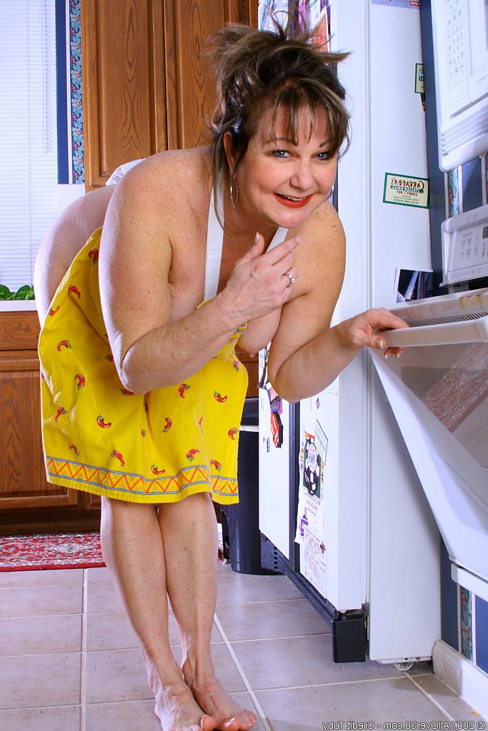 15P chubby natural housewife bakes muffins while playing with hers