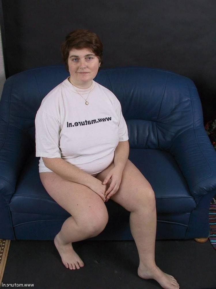 16P Chubby older babe fucks herself with a dildo