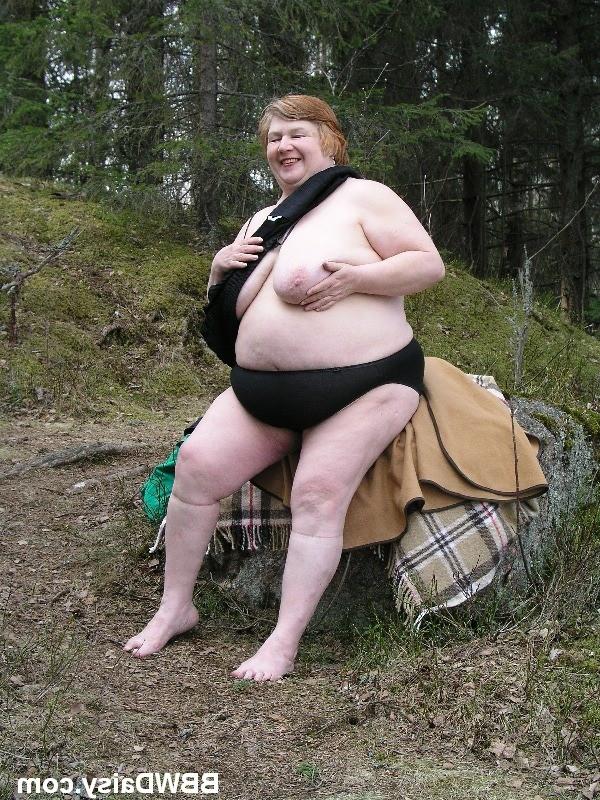 15P Fat granny showing her huge ass and tits outdoors