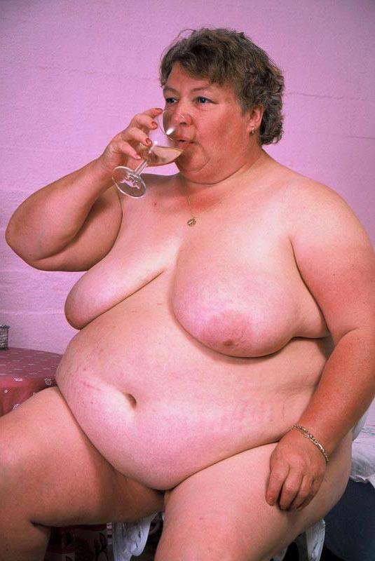 15P Bbw chubby granny showing her huge stomach and big tits