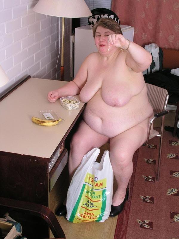 15P Bbw granny with big boobs eating bananas