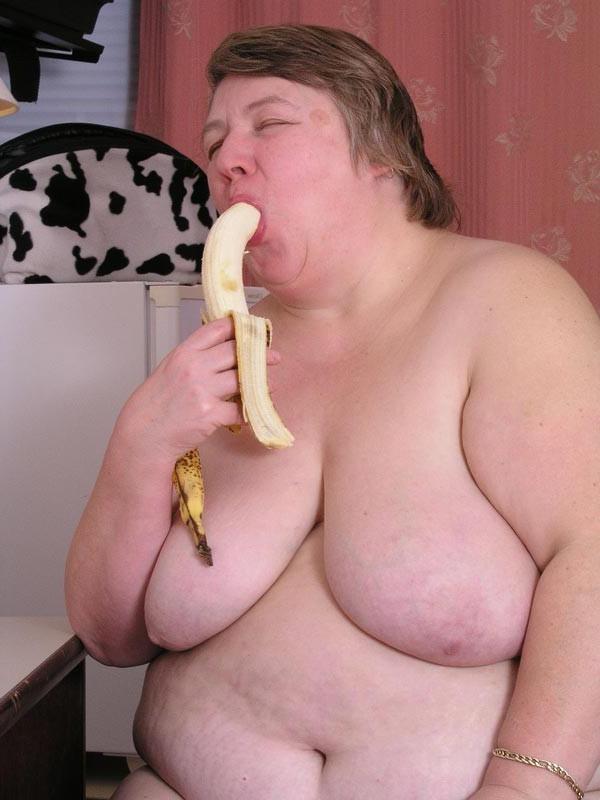 15P Bbw granny with big boobs eating bananas