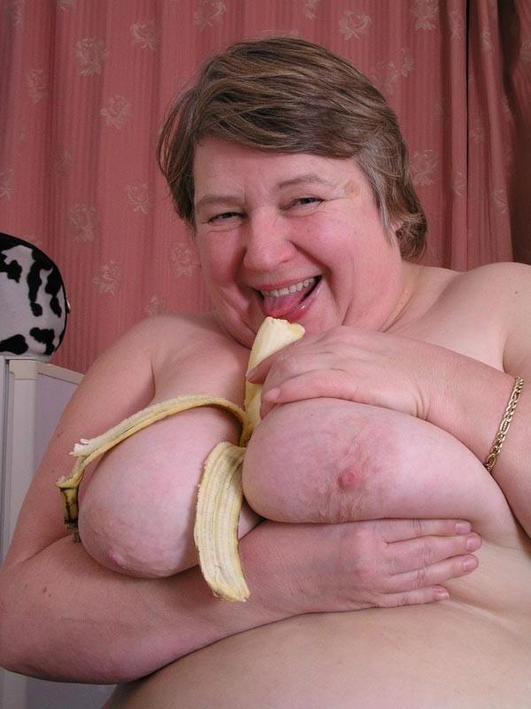 15P Bbw granny with big boobs eating bananas