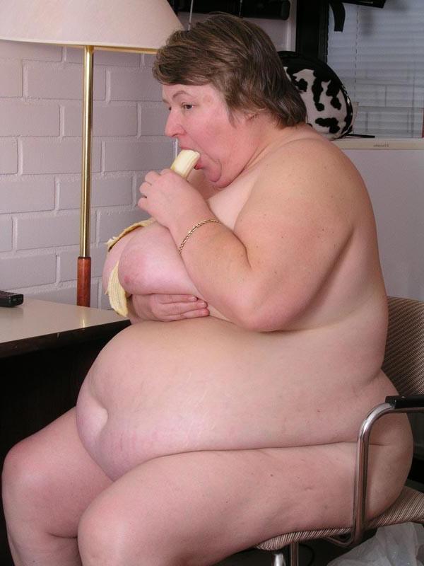 15P Bbw granny with big boobs eating bananas