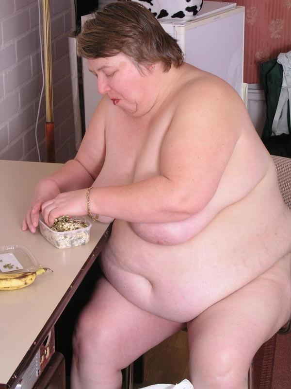 15P Bbw granny with big boobs eating bananas
