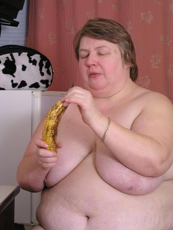 15P Bbw granny with big boobs eating bananas
