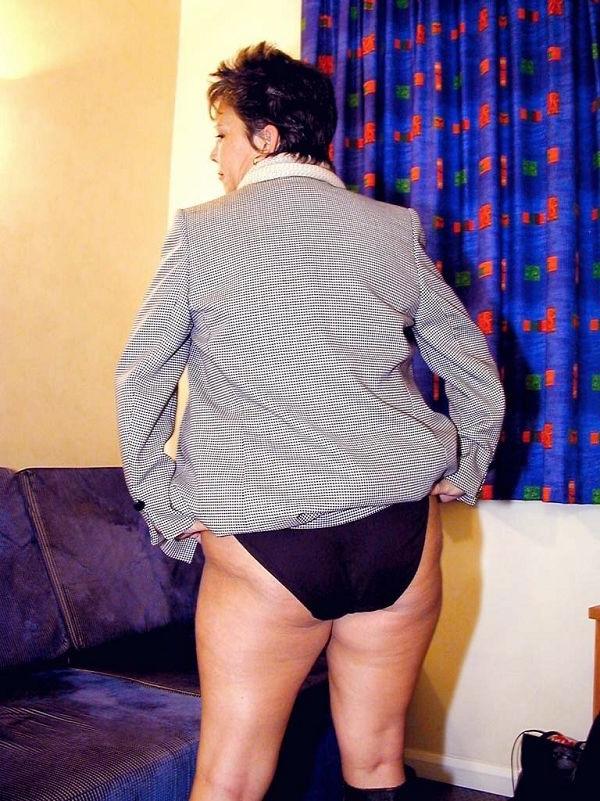 16P Chunky mature woman shows her hairy crotch