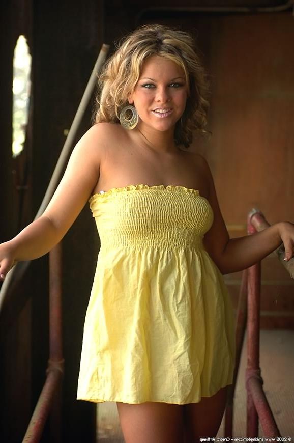 15P Beautiful sexy amateur blonde teen showing off her sexy bod