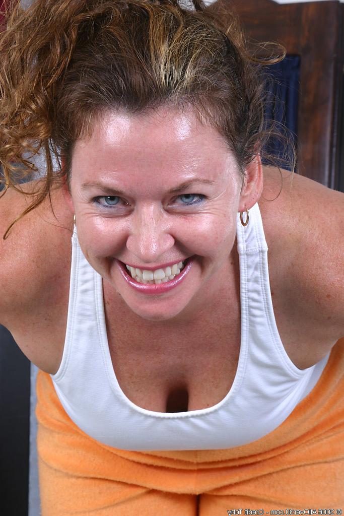 15P mature chubby housewife gets in her weighlifting workout