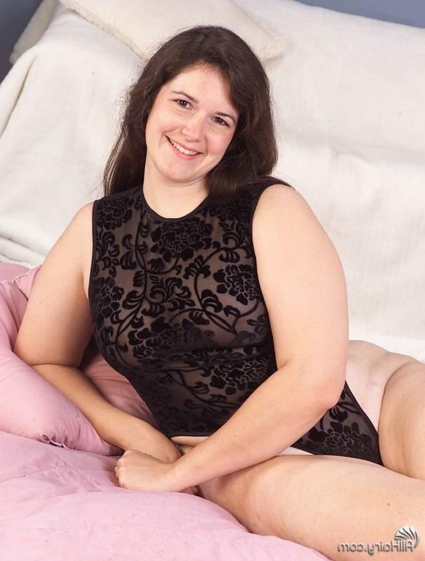 12P plump brunette with long hair and a juicy hairy pussy
