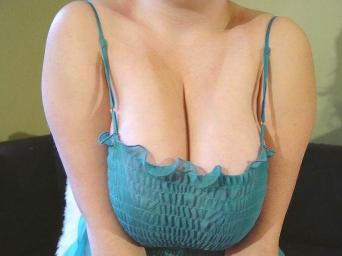16P Chubby and busty babe posing