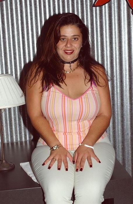 16P Chunky mature lowers her pants and masturbates