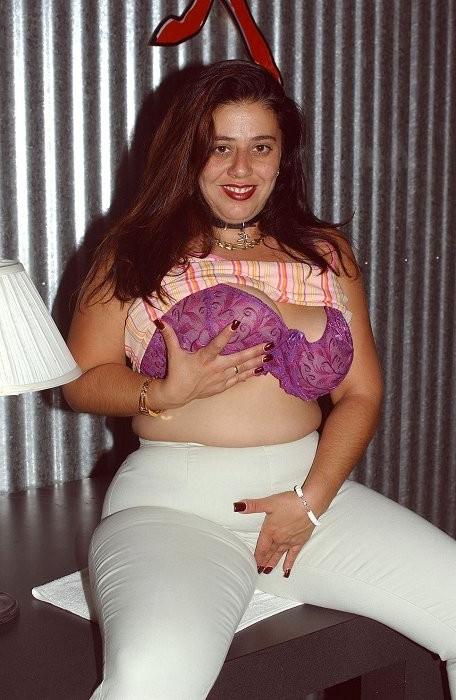 16P Chunky mature lowers her pants and masturbates