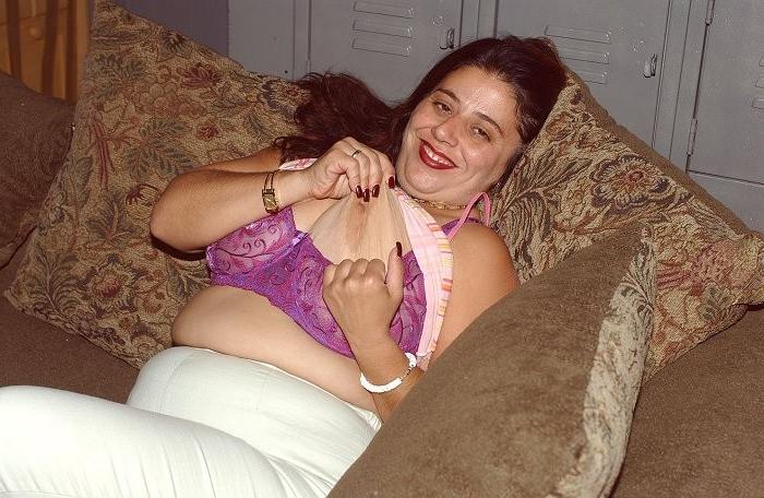 16P Chunky mature lowers her pants and masturbates