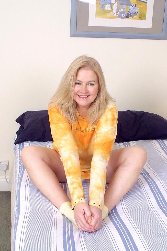 16P Chubby mature lowers her big panties