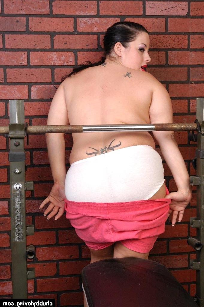 16P Chubby babe plays with her huge tits in the gym