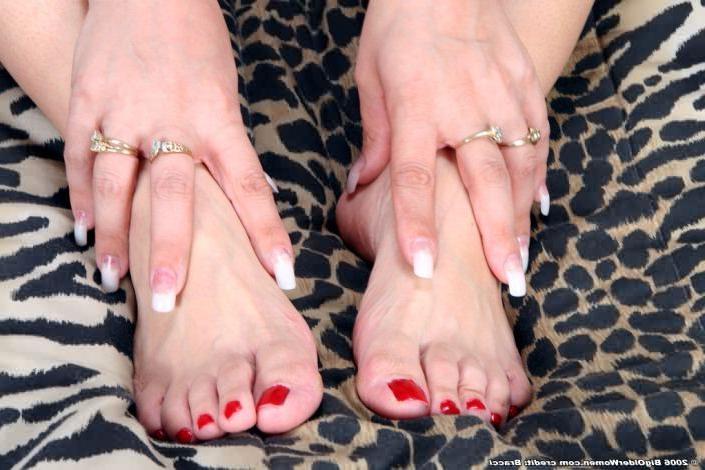16P Plump Forty Plus Naked Matron Fondles Her Chubby Feet