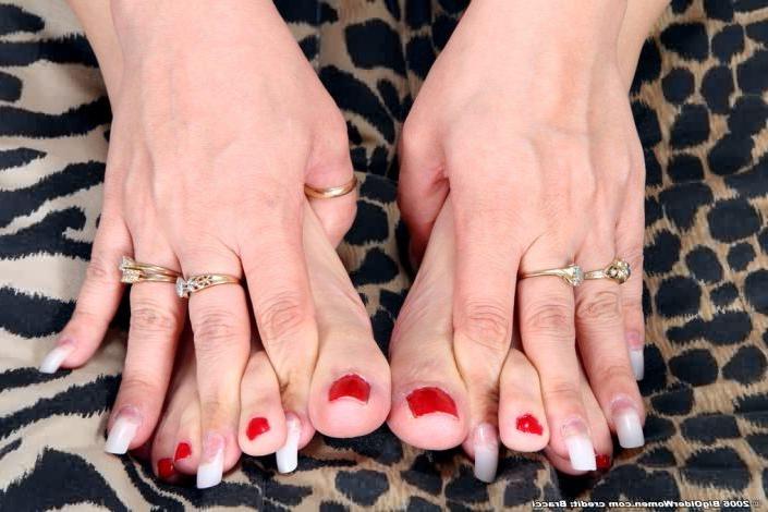 16P Plump Forty Plus Naked Matron Fondles Her Chubby Feet