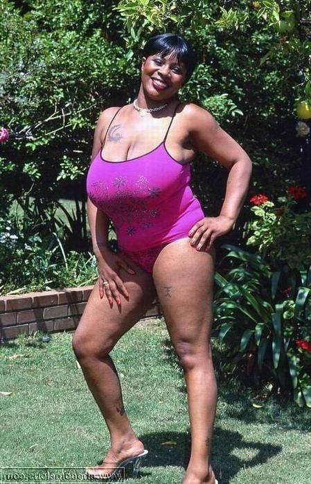 16P Black mamas flashing their enormous natural boobs