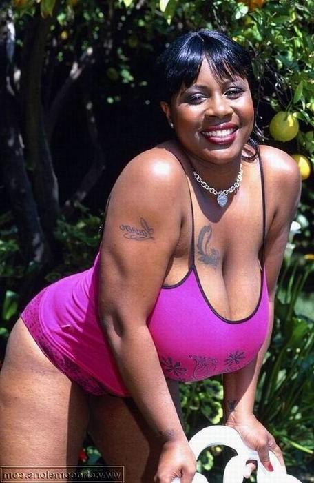 16P Black mamas flashing their enormous natural boobs