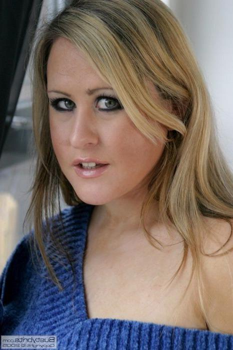 15P Leah Jayne exposing her huge natural boobs