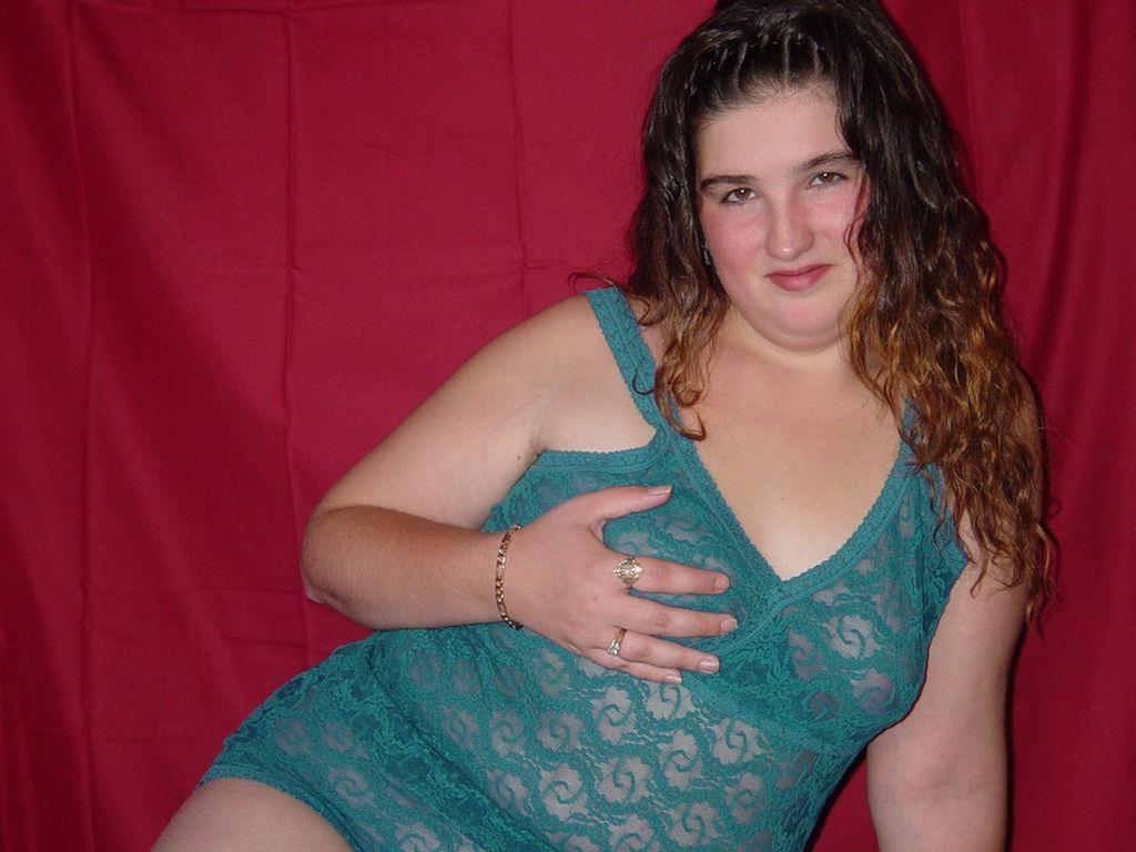 20P Dildo loving chubby babe