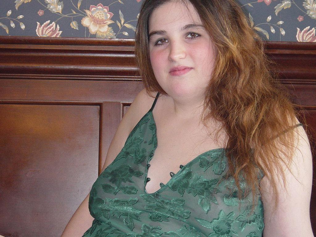 20P Chubby babe with a dildo