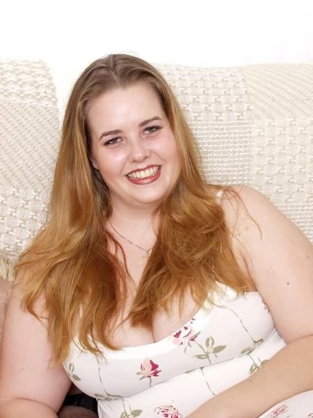 20P Naked chubby blonde
