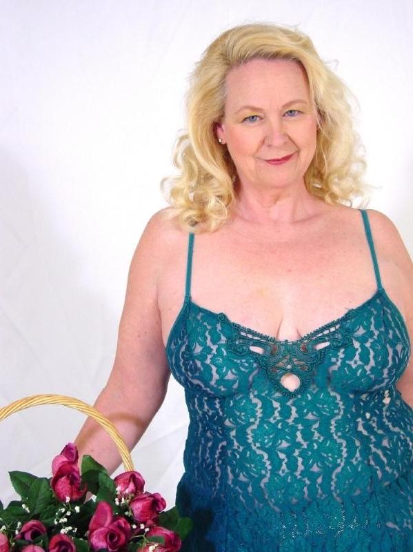20P Mature blonde giant fat girl selling flowers