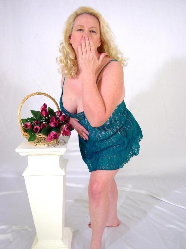 20P Mature blonde giant fat girl selling flowers