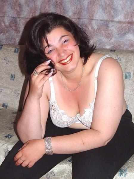20P Chubby brunette babe
