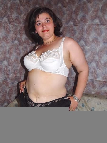 20P Chubby brunette babe