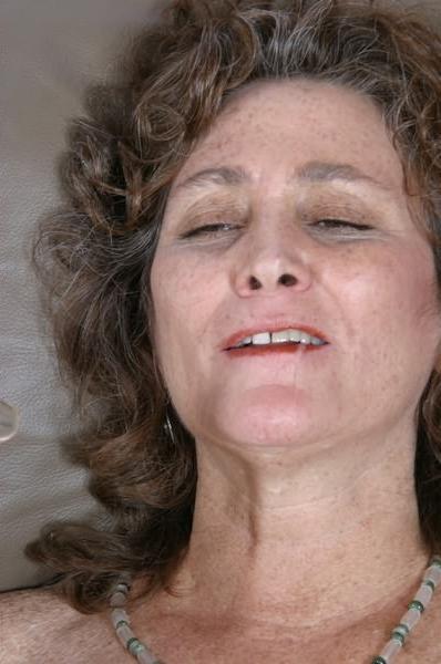 14P Old chubby mature try to moisturise dry pussy
