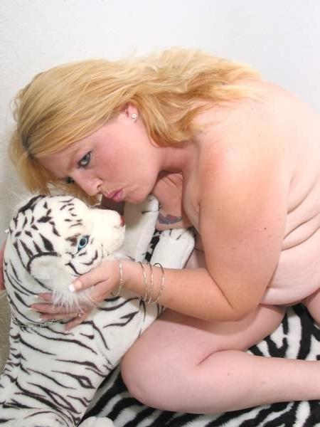 20P Chubby blonde amateur