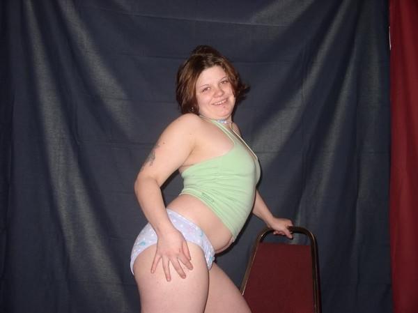 17P Chubby tattoo brunette posing